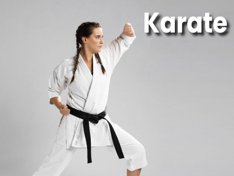 Pratique de l'aïkido avec un homme et une femme en tenue traditionnelle.